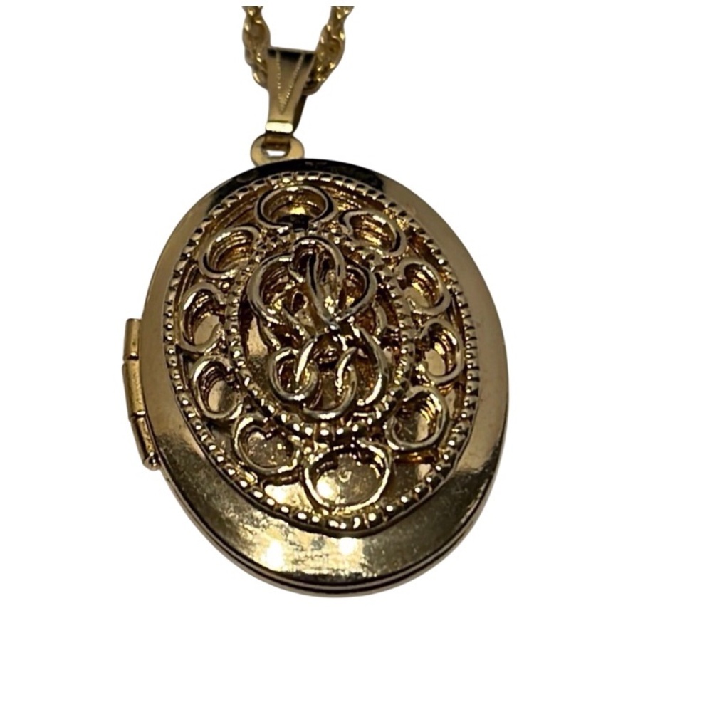 Vintage Gold Tone Locket.